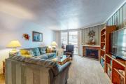 Breakwater Escape A 200 - Spacious Condo with BBQ grill, board games, and fireplace
