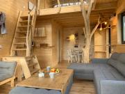 Domek na drzewie w Dolinie Uradu