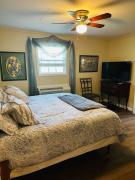 La Casita- King Suite, 3 minutes to parkway