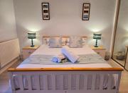 Sea views, big 2 Bed Flat close to beach & harbour