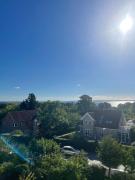 Eksklusiv taglejlighed med hav- og skovudsigt