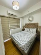 Near Mc kinley BGC 1 bedroom with balcony Neflix