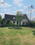 Maison dans un grand parc