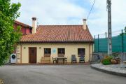 Casa de pueblo adosada, en la zona rural de Gijón.