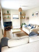 Lovely big 3 bedroom maisonette close to the beach