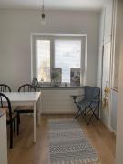 Parvekkeellinen yksiö Kastussa, erillinen keittiö