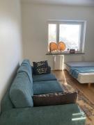 Parvekkeellinen yksiö Kastussa, erillinen keittiö