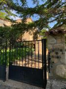 Maison en pierre de taille avec jardin et vue montagnes