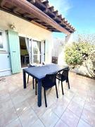 T2 cabine avec piscine collective, parking, climatisation pour 4 personnes