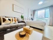 Sea&Mountain view,5 mins walk to famous beach with King size bed