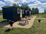 ShepherdsHut-Cotswolds-PetFriendly-WoodBurner