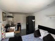 Practical onsite Cosy Studio with Shared Entrance