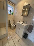 Practical onsite Cosy Studio with Shared Entrance