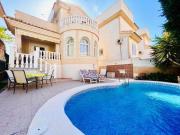 Cheerful 3-bedroom villa with pool