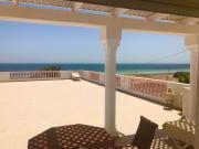 Villa moderne bord de plage, terrasse magnifique avec vue sur mer