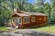 Cabin w hot tub, fire pit & deck