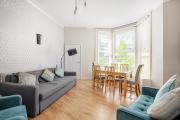 Strawberry One - 3 en-suite bedrooms, Private Parking - Harrogate Holiday Apartments