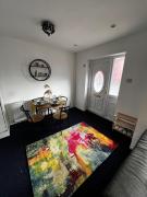 Cozy 2 bed house oldham 10 miles to Manchester City centre wifi included