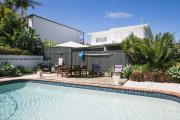 Miamis Family Getaway Sleeps 10, Pool, Patio, Walk to North Burleigh Beach & Shops