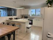 Miamis Family Getaway Sleeps 10, Pool, Patio, Walk to North Burleigh Beach & Shops