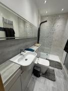 Exquisite Riverside Living in a Stunning Flat