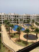 Grand appartement vue sur piscine Bouznika