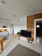 Rauhallinen asunto maalla, navetan päädyssä.