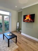 Whole House Modern Two Bedroom in Newcastle - Free Parking