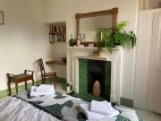 Beautiful sunlit room, 2 mins from beach, private garden Beautiful sunlit room, 2 mins from beach, private garden