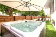 HiddenGarden apartment with garden and jacuzzi in the center of the city of Alghero