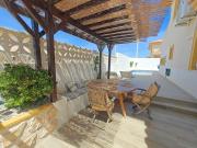 Dúplex mediterráneo con piscina y cenador