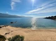 Pieds dans leau, sur une plage