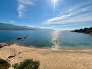 Pieds dans leau, sur une plage