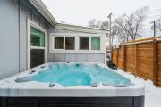 Baby Blue Cottage Downtown Hot Tub BBQ Fire Pit