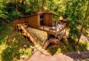 Modern Cabin with King Beds, Fire pit, Hot tub & 5 miles to Dollwd