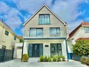 Sea Breeze - Luxury Four Bedroom Home With Garden - Poole - Walking Distance to Seafront