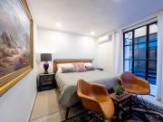 Modern Apartment Steps from main plaza