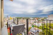 Top-Floor 2BR with Skyline Views, Pool and Gym