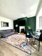 Sophisticated Home with Beautiful & Large Garden Sophisticated Home with Beautiful & Large Garden