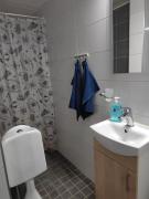 Ilmastoitu yksiö ja keittiö 2 km keskustaan