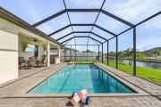 Tranquil Canal Views, Saltwater Pool - Modern Retreat on the 21st - Roelens