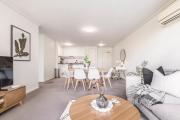 3 Bedroom Apt with Carpark Close to Albert Park Lake