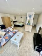 Studio - Sleeps 2 - Parking - Wifi