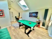 Family Three Bedroom Home - Outbuilding Games Room - Walk to Town and Beach - Free Parking