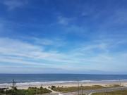 Ensolarado apto com vista para o mar