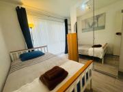 Cosy bedroom with private bathroom ensuite in London Canary Wharf E14 only 1 stop to Excel and O2 for short or long let in London Canary Wharf, less than an hour from Heathrow, Stansted and Gatwick airport