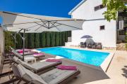House Rose With Private Pool And Garden - Happy Rentals