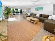 Summer Retreat 4 min drive from Moololaba Beach