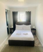 Newly Renovated, Modern 3 Bed Apartment Newly Renovated, Modern 3 Bed Apartment
