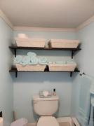 Picturesque lake-front cottage close to amenities